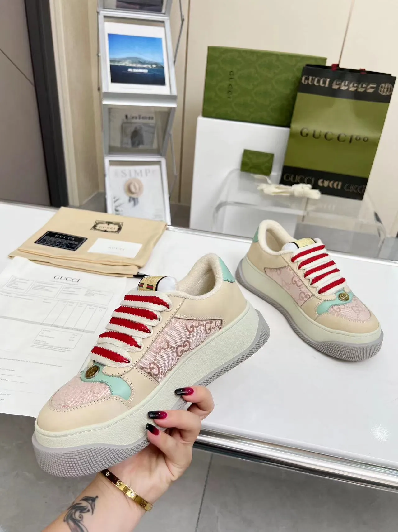 👟👟Ex-factory price 520👟👟 Women's Shoes Factory Gucci New Screener Series Couple's Style Chubby Bread Shoes Small Dirty Shoes Fatty Double G Casual Sneakers Original Purchase Development Original Purchase Develop The Screener series of sneakers are inspired by the classic sneakers of the 1970s and are named after the defensive moves in sports. They are decorated with striped webbing on the sides and embellished with retro Gucci logos. These sneakers are made of GG canvas. Purple leather details add depth to the piece with sharp contrast, and the details are fuller. Exquisite packaging at the delivery counter Fabric: Original imported cowhide + double G fabric Lining: Original customized breathable towel velvet Sole: Original molded T👟👟 Factory price U outsole Sole thickness: 6CM Size: Women's 35-40 / Men's 39-45